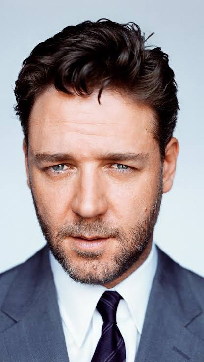 Russell Crowe lazy eyes